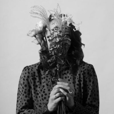 Fotoshooting von Katrin Nalobin mit Blumen
