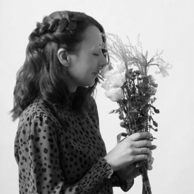 Fotoshooting von Katrin Nalobin mit Blumen